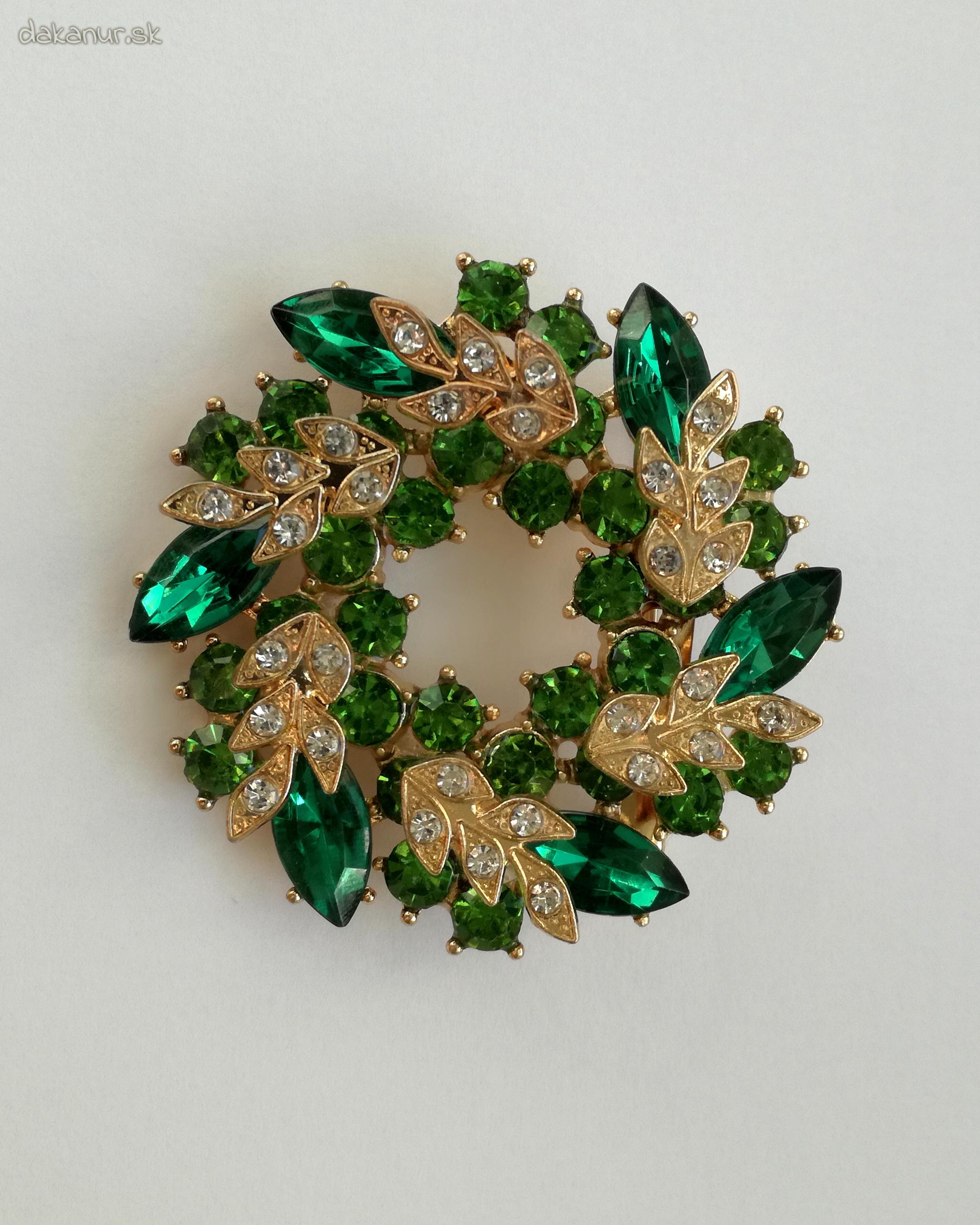 Zelená brošňa s listami