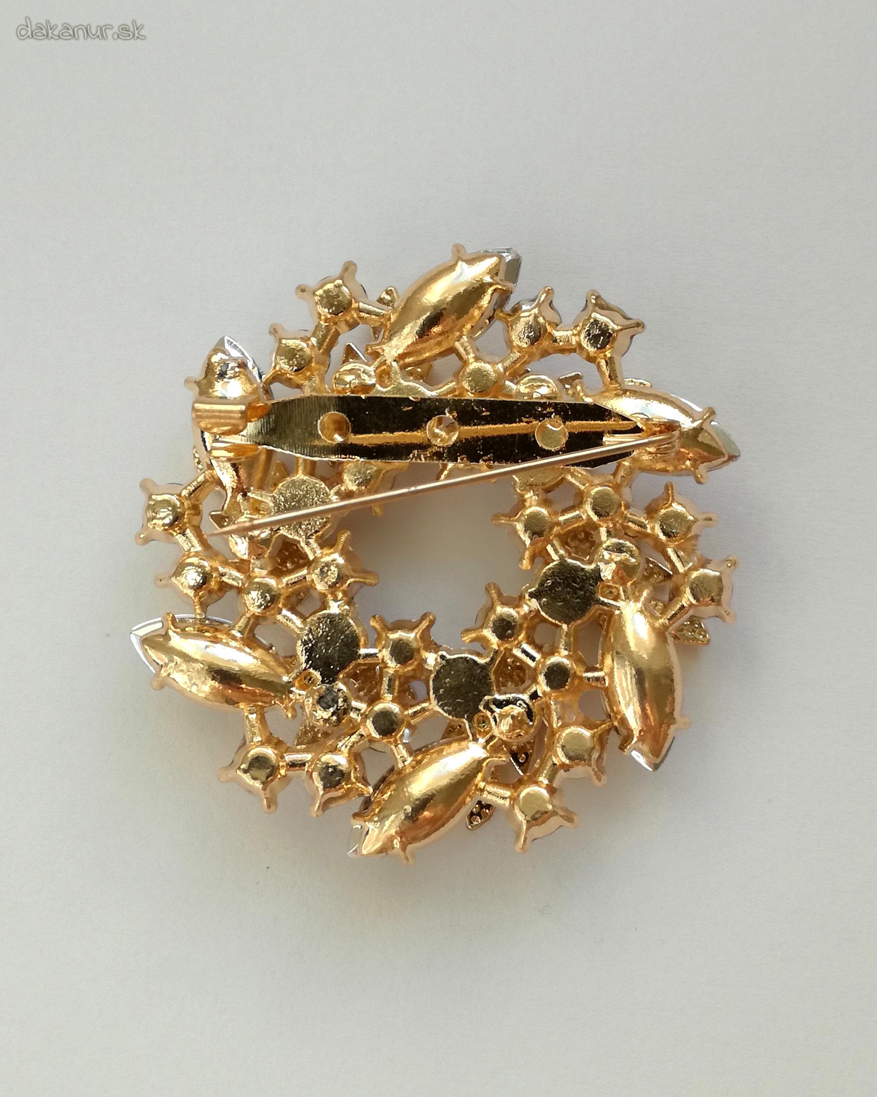 Zelená brošňa s listami