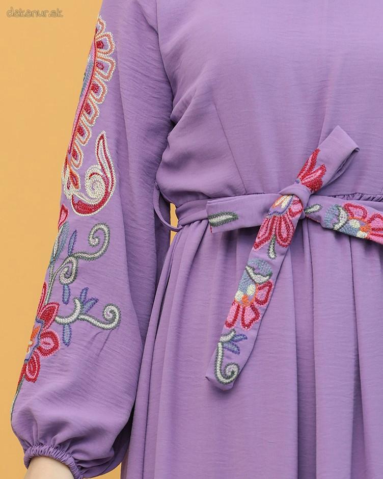 Fialové šaty s folklórnym vyšívaným vzorom na rukáve