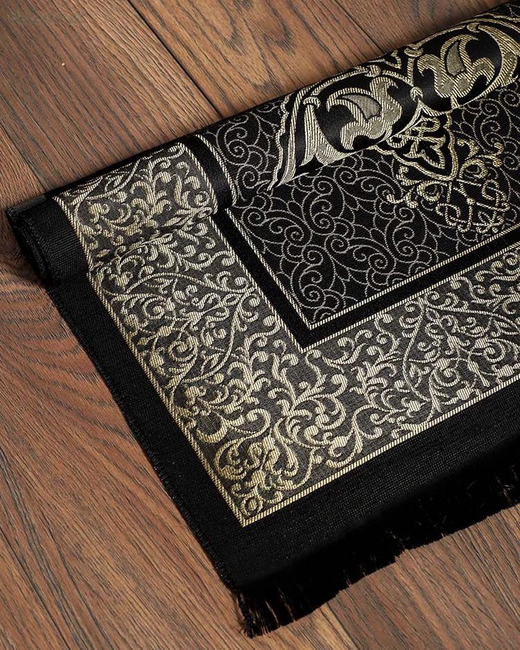 Islamský modlitebný koberec čierny