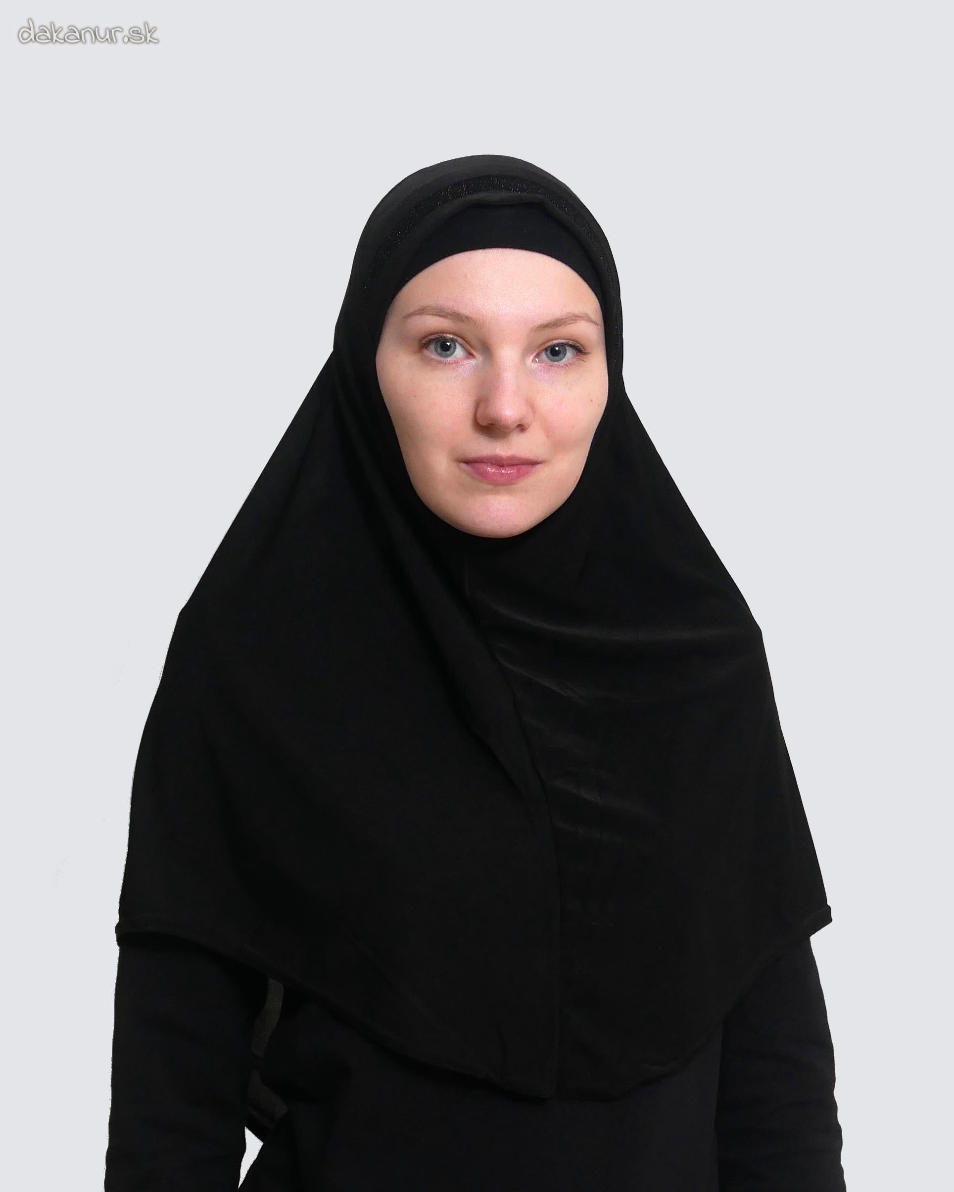 Čierny dámsky hijáb s trblietavým pásikom