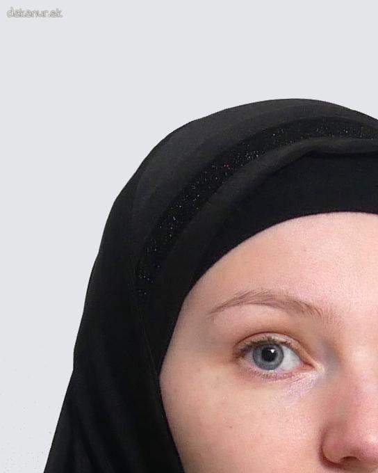Čierny dámsky hijáb s trblietavým pásikom