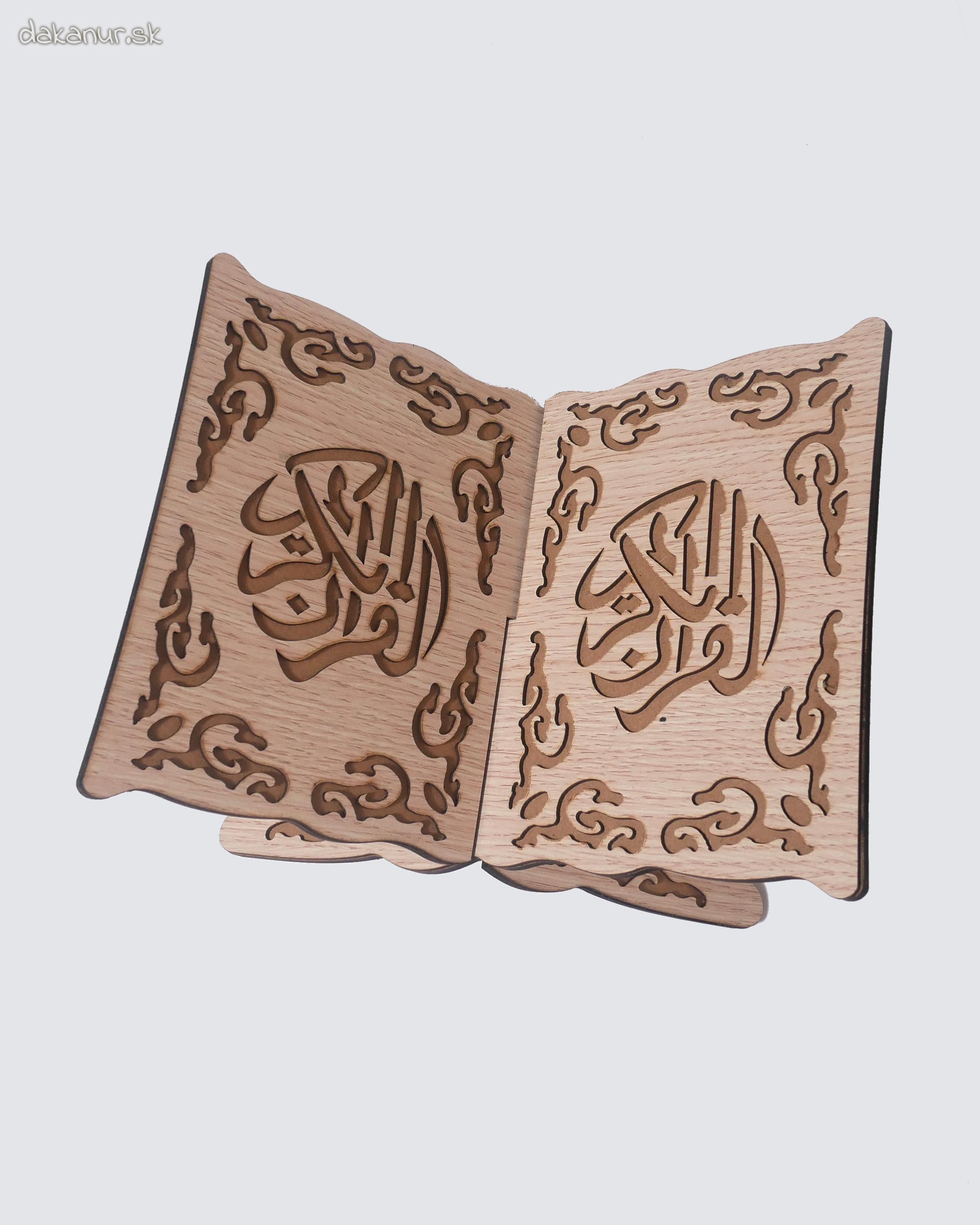 Svetlý zdobený stojan pod Korán