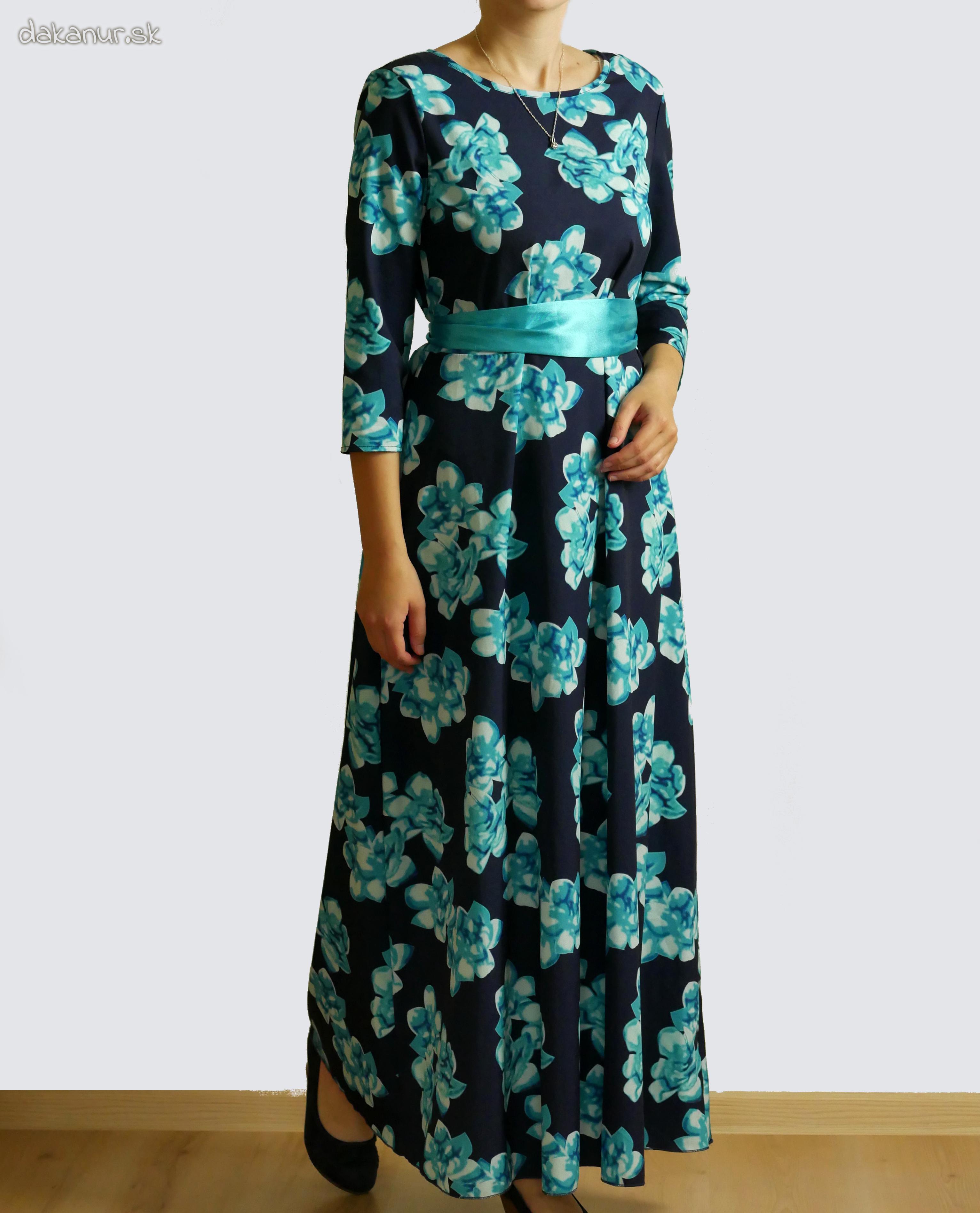 Tmavomodré šaty s kvetmi a svetlomodrým opaskom