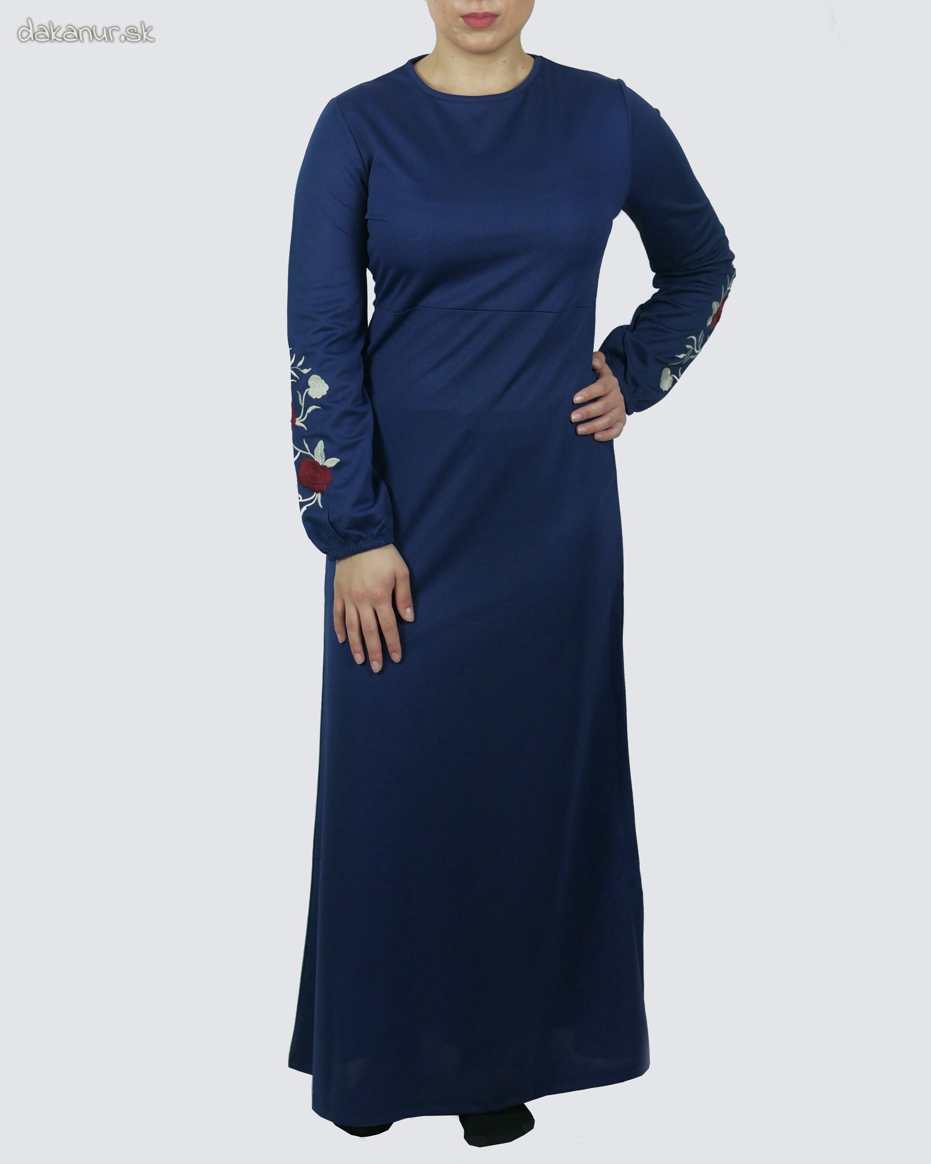 Modré šaty s výšivkou na rukáve