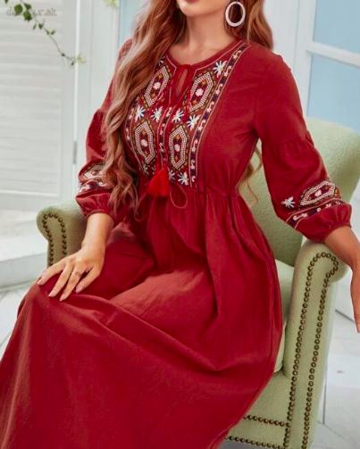 Folklórne červené vyšívané šaty