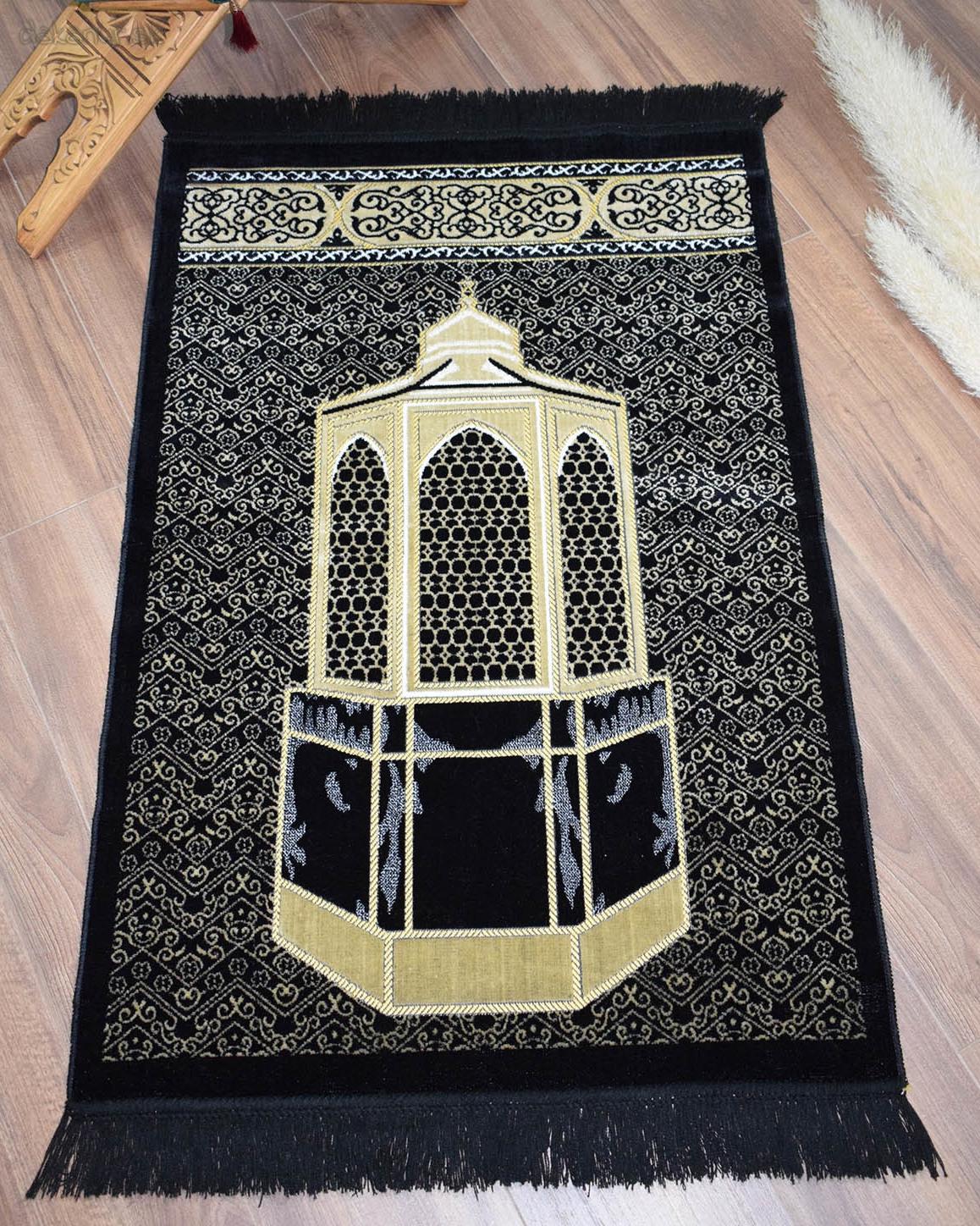 Čierny hrubší modlitebný koberec mešita
