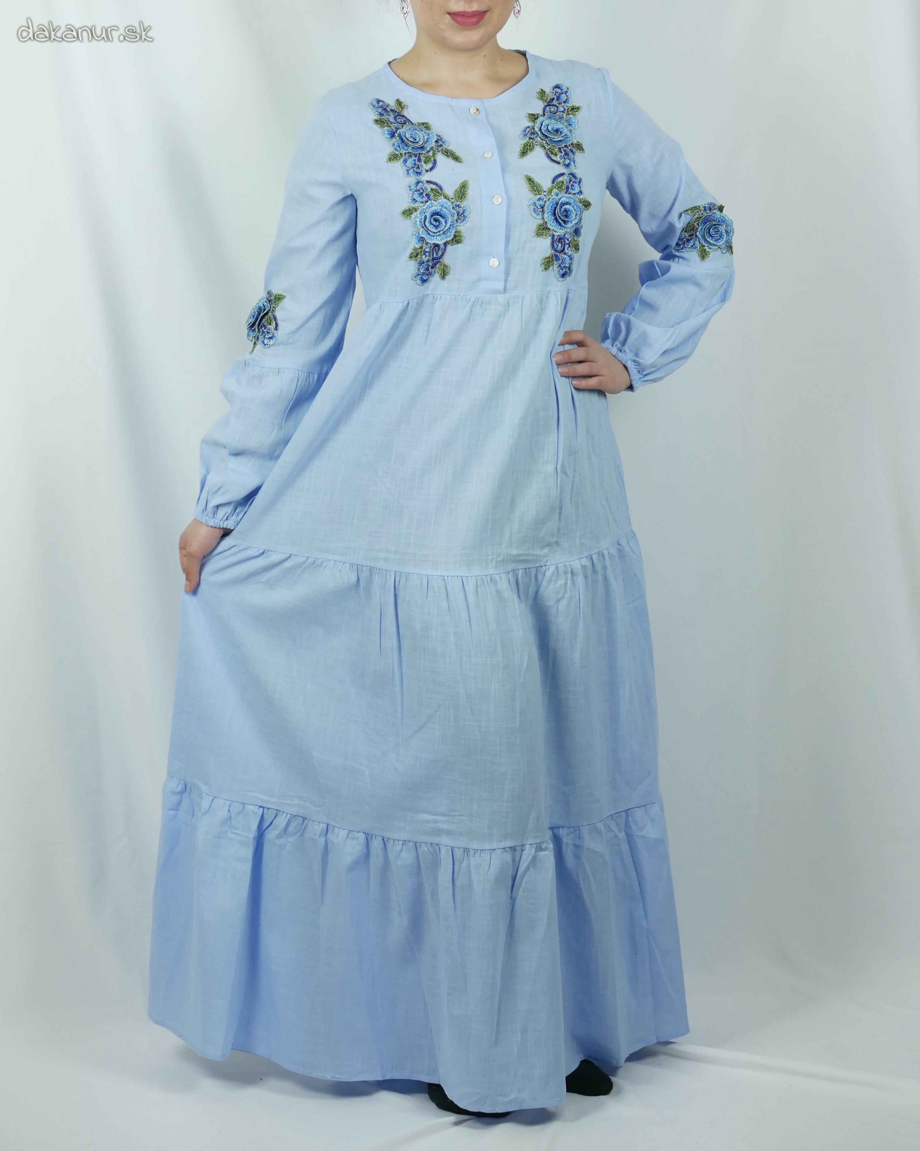 Modré šaty s aplikáciou vyšívaných kvetov