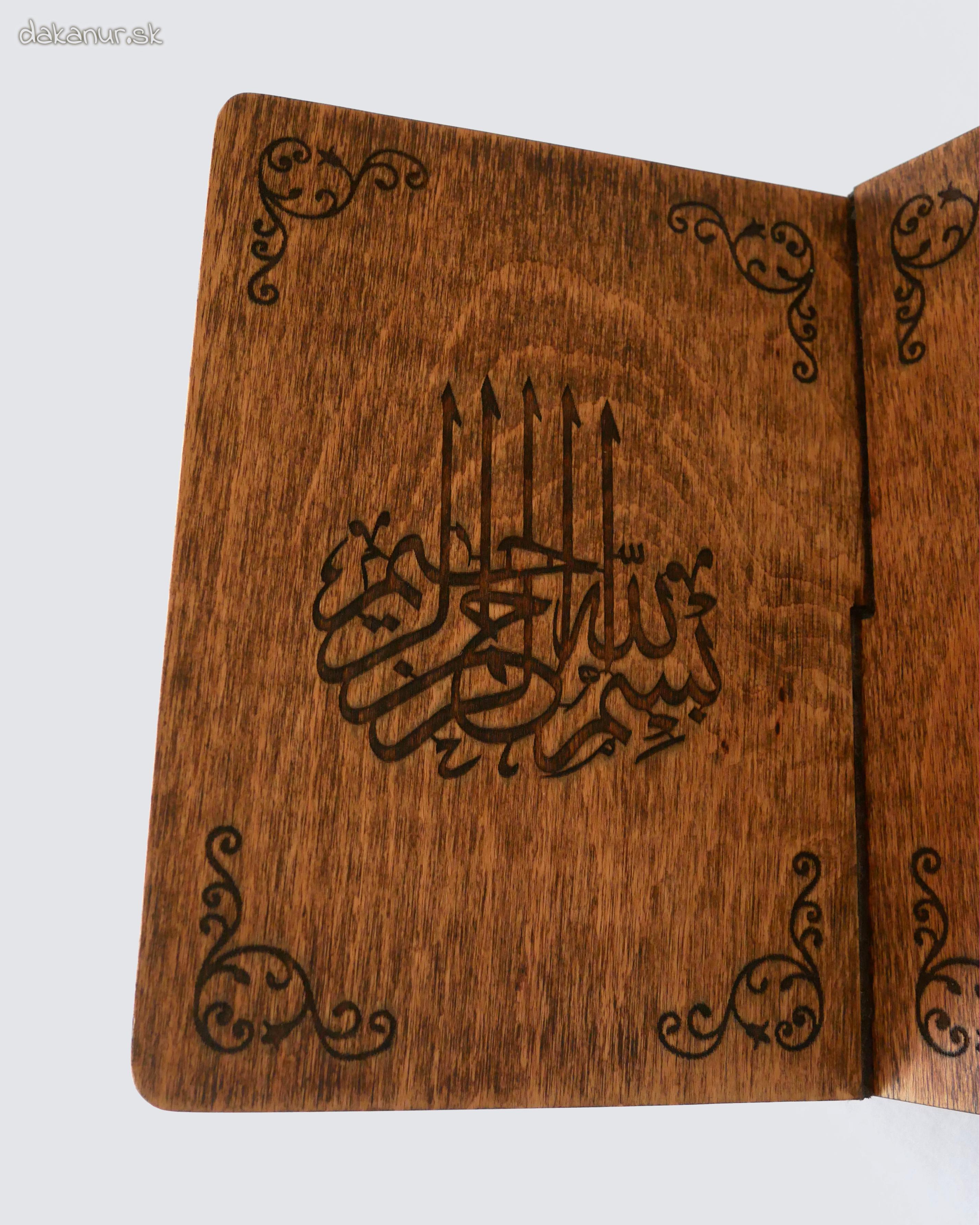 Stojan pod Korán, veľký, tmavý, kaligrafia