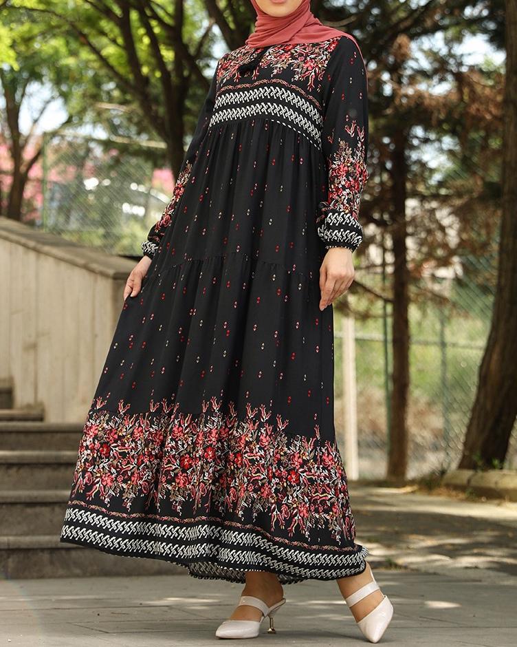 Čierne šaty s kvetovaným vzorom