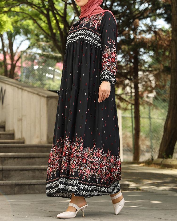 Čierne šaty s kvetovaným vzorom