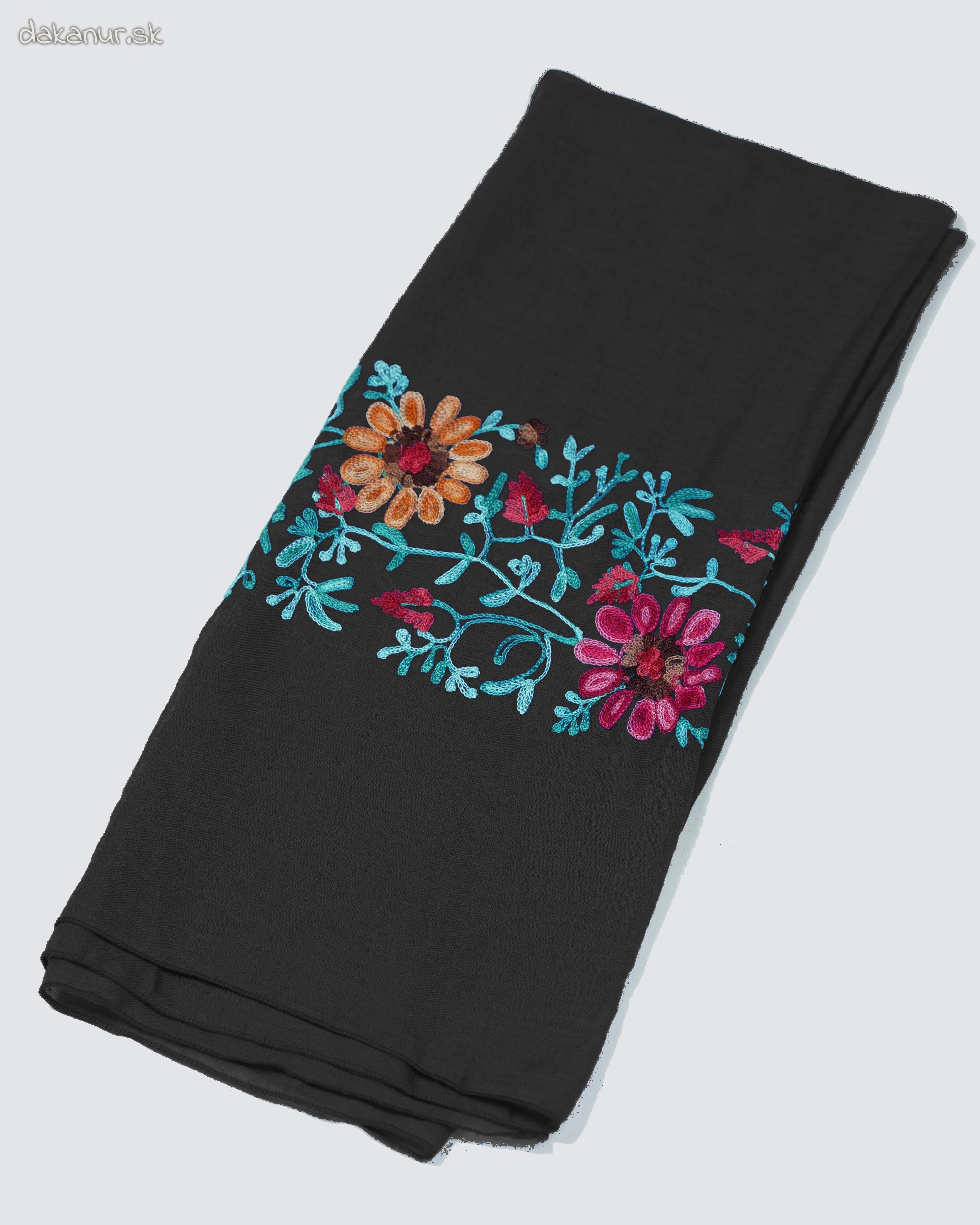 Čierny vyšívaný šál s kvetmi