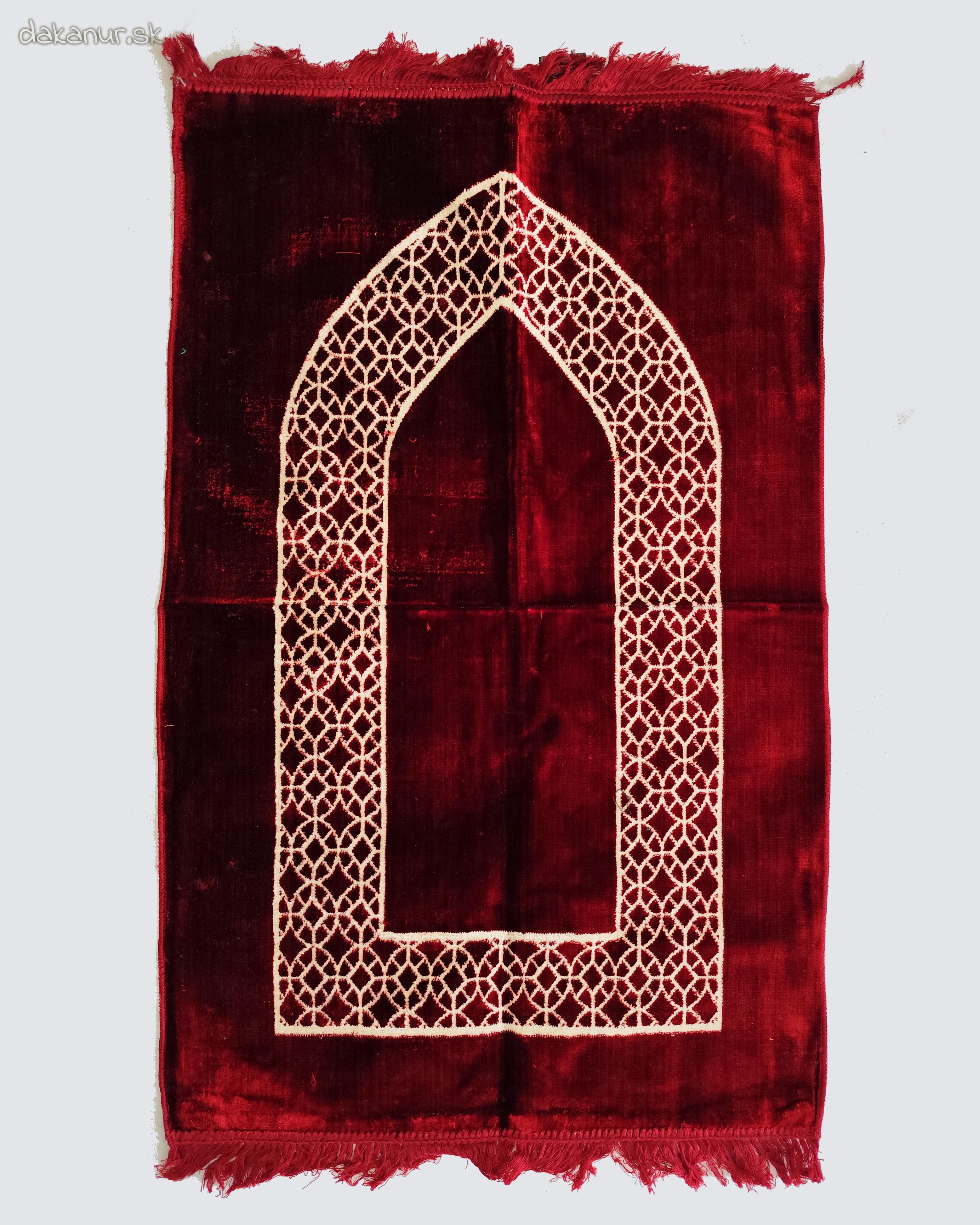 Červený modlitebný koberec brána