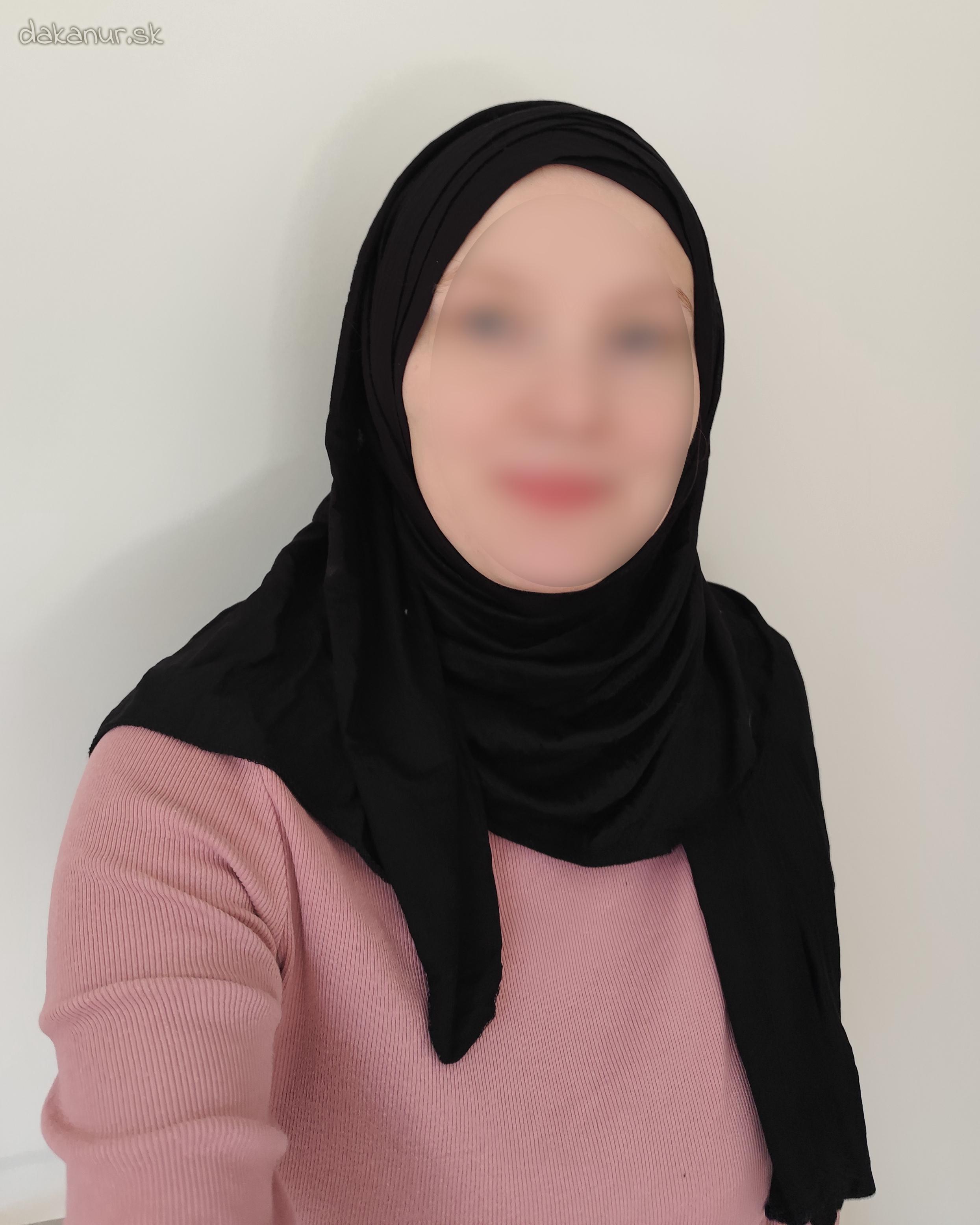 Jednoduchý čierny základný hidžáb na viazanie