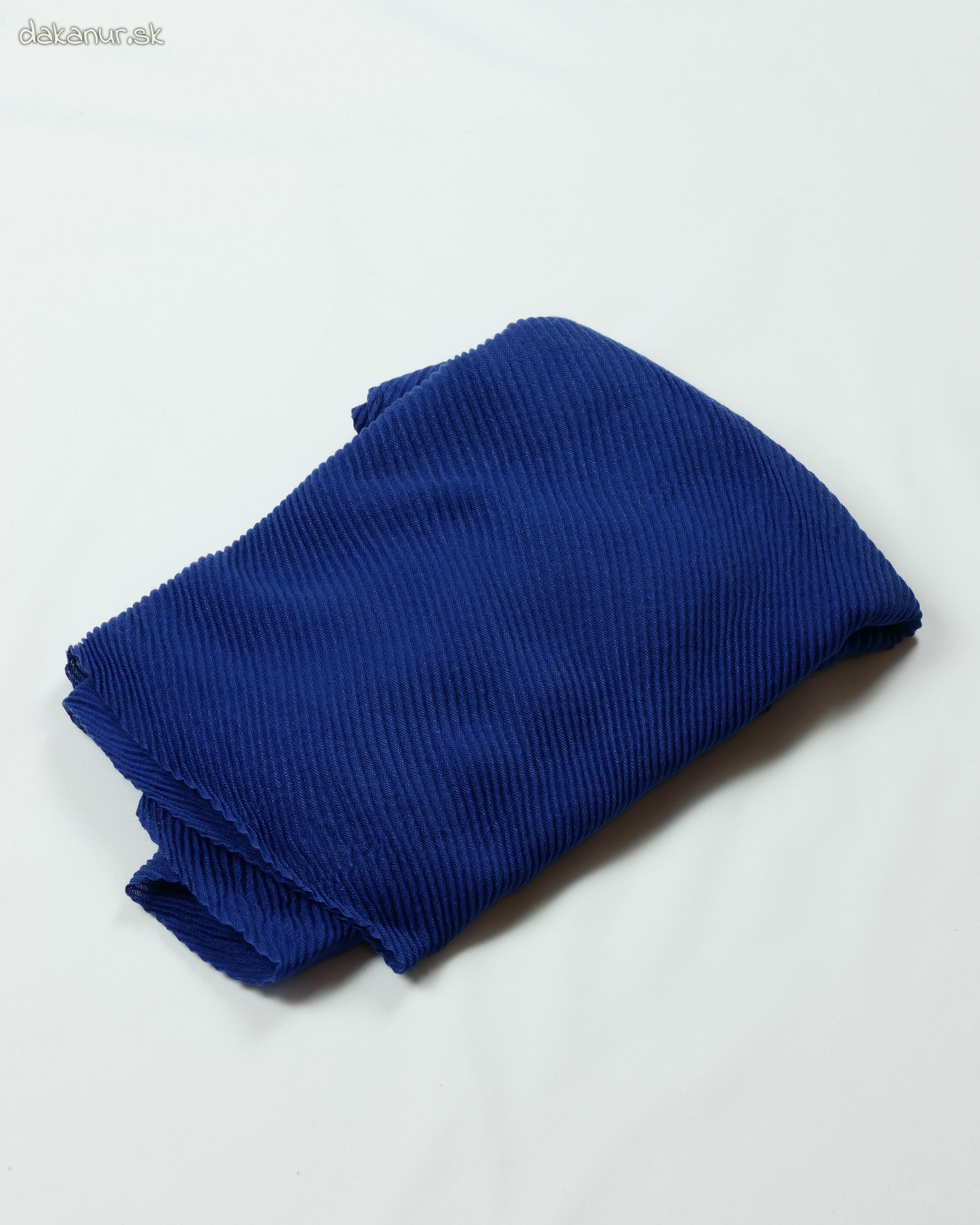 Skladaný modrý šál