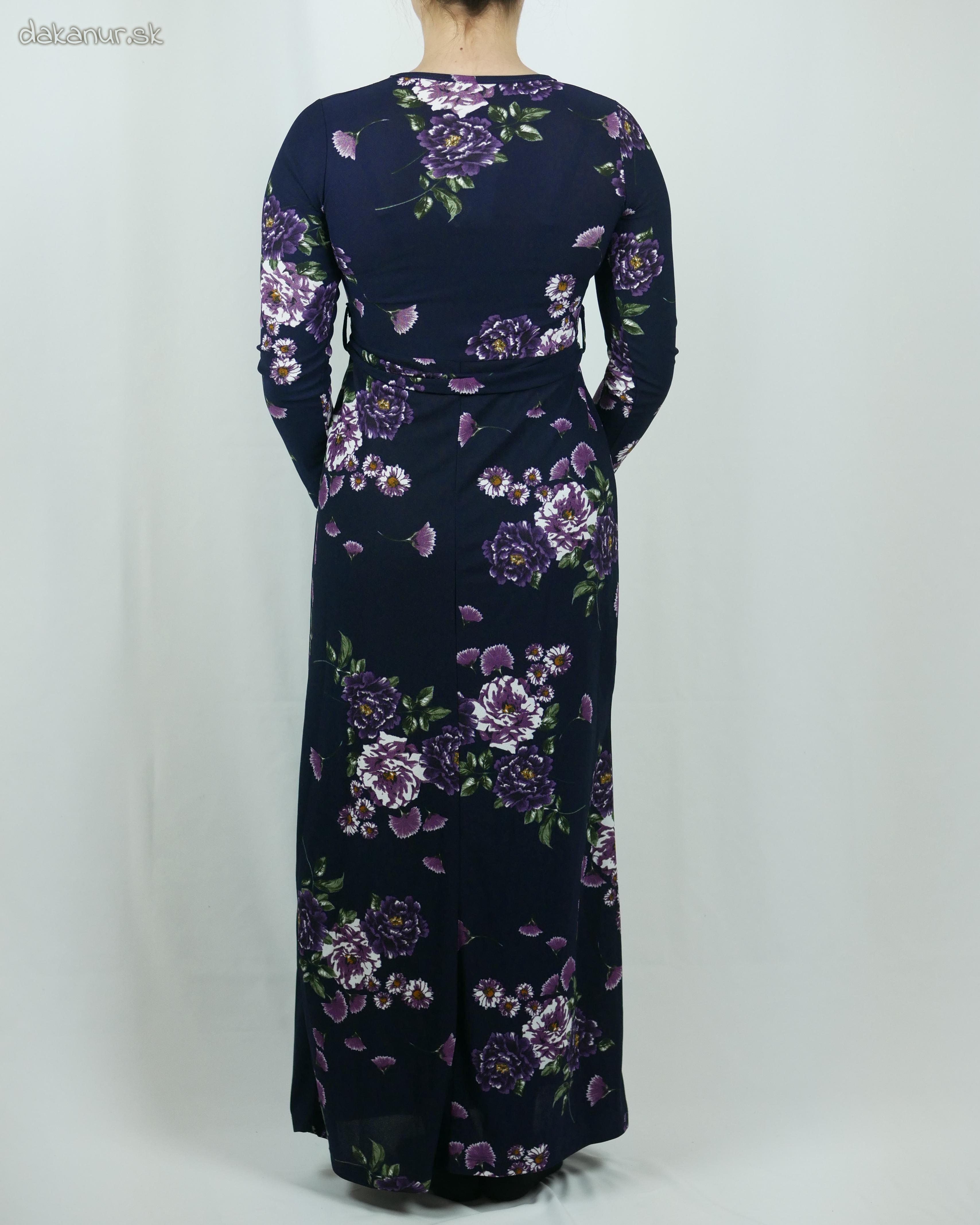 Tmavé šaty s fialkovými kvetmi